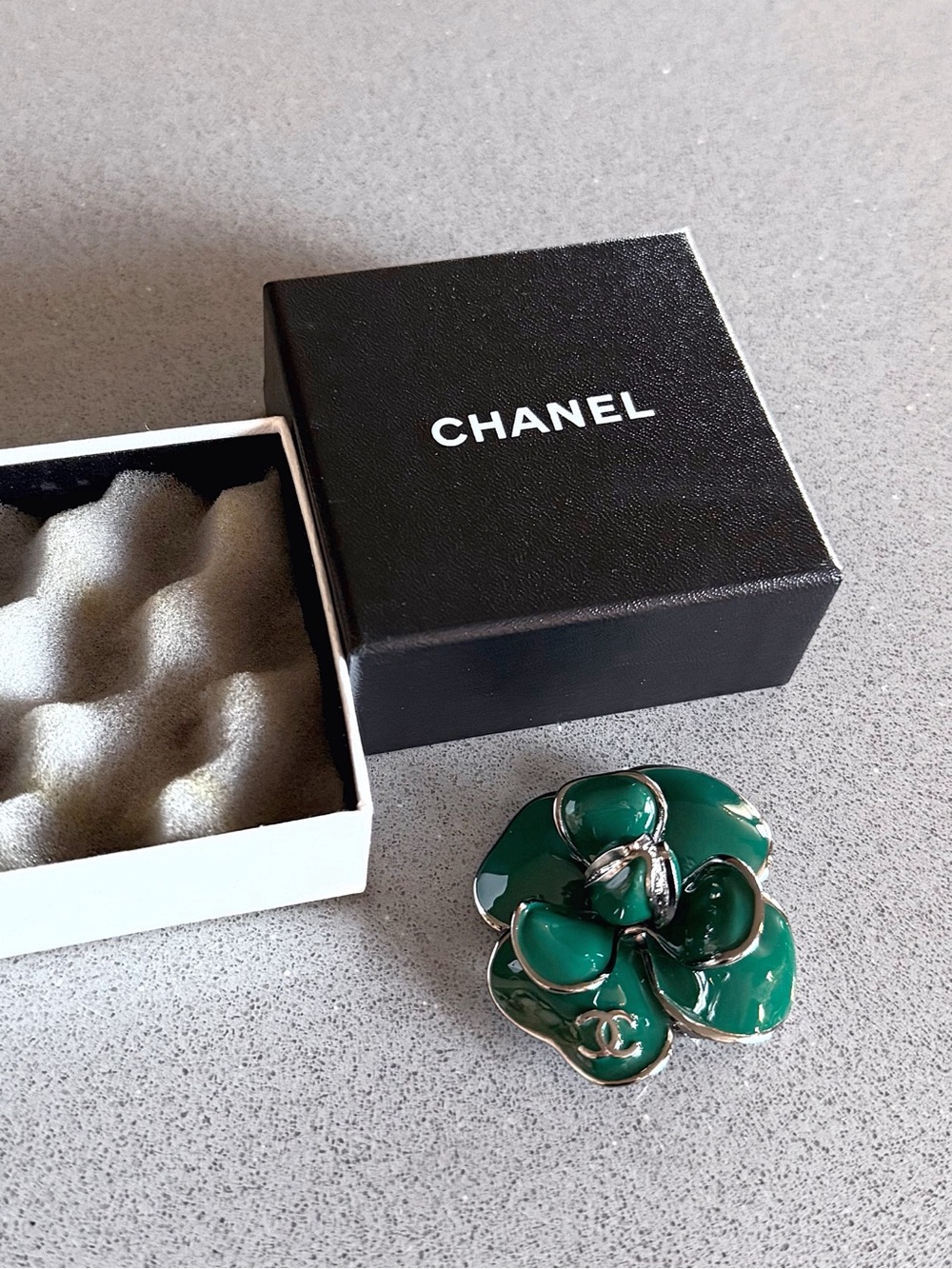 CHANEL 06C Classic CC Logo Emerald Green Camellia Flower Pendant Brooch